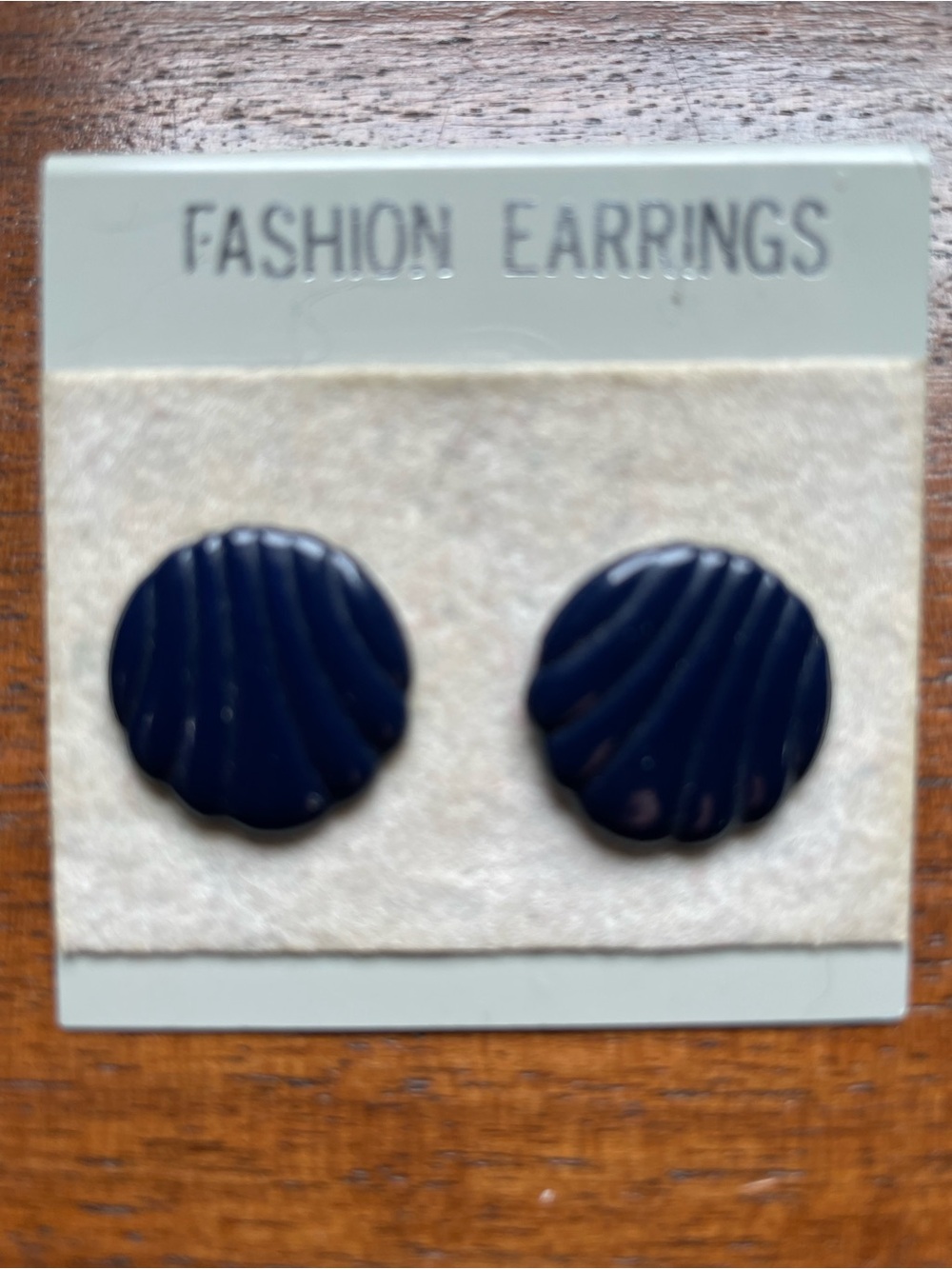 Bundle 3/$13 80s-90s Navy Shell-Style Stud Earrings Plastic